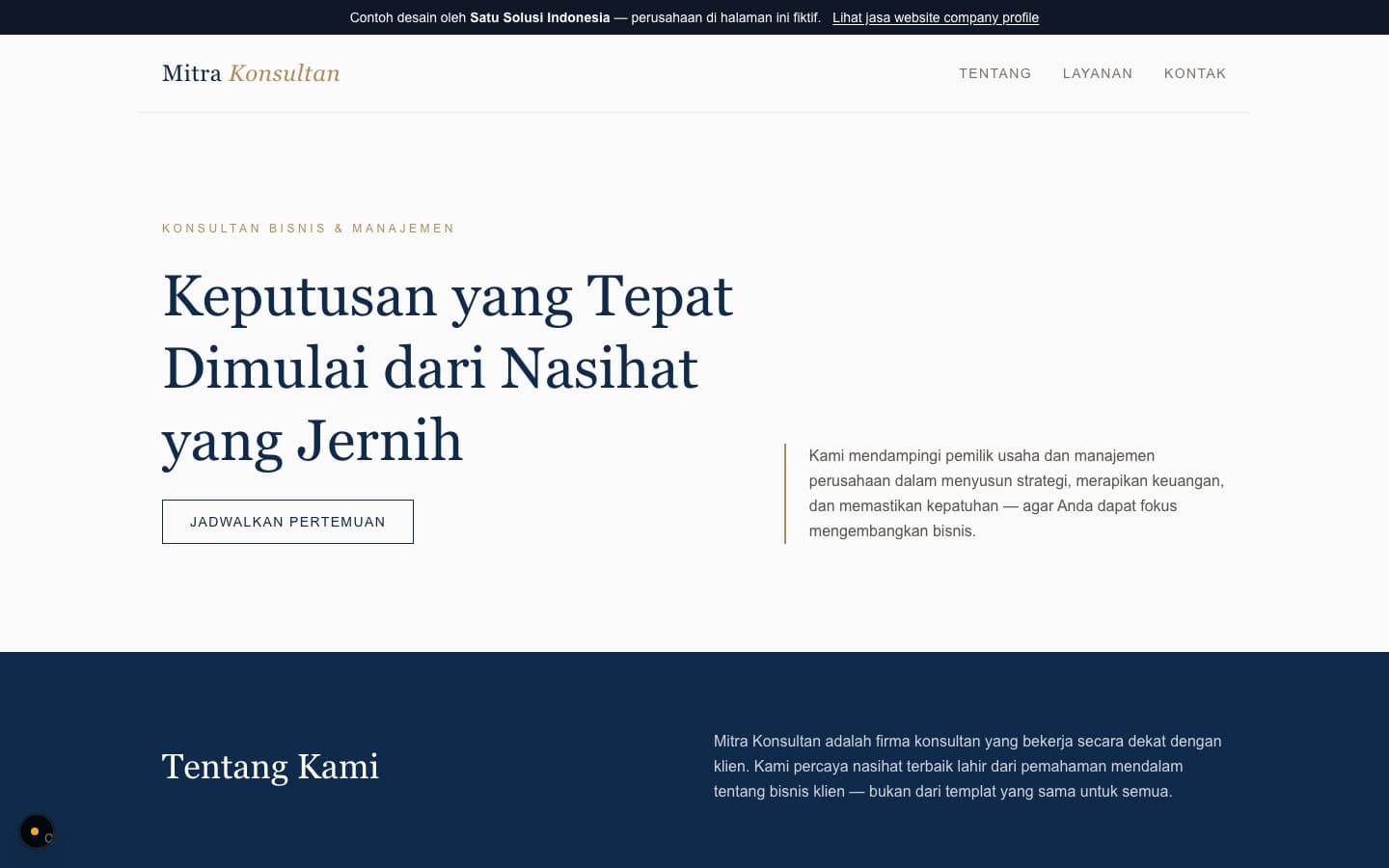 Contoh desain website company profile firma Mitra Konsultan (fiktif) dengan gaya elegan navy dan emas